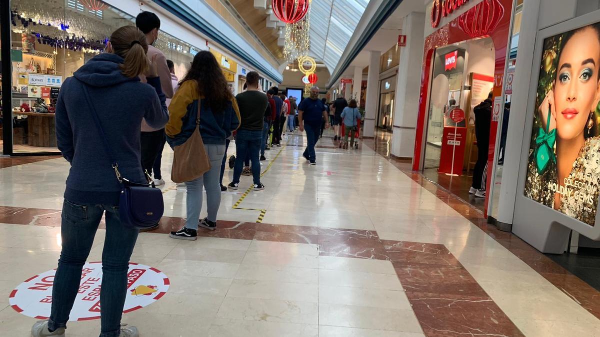 Imagen de la cola que se formó en el C. C. Alcampo La Laguna.