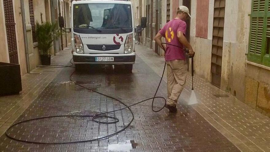 Un operario limpia una calle del centro de sa Pobla.