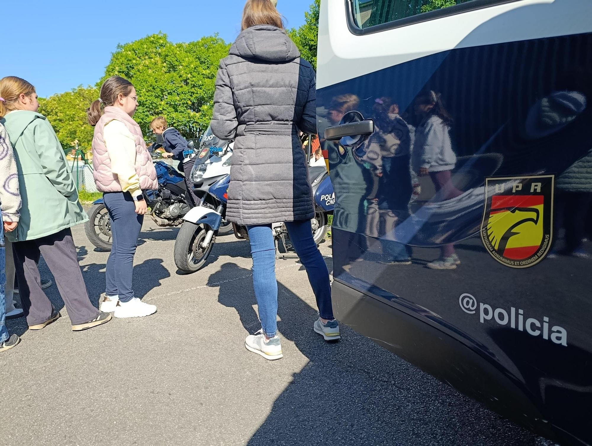 Así fue la exhibición de la Policía Nacional en el colegio La Fresneda, en Siero