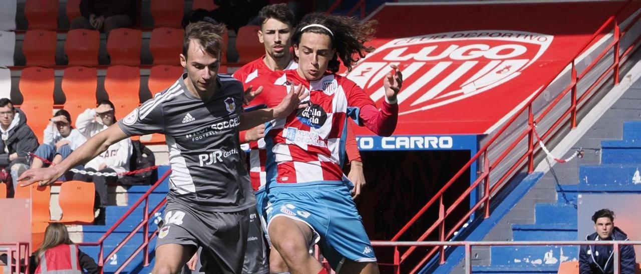 Óscar Poveda disputa el balón en el partido de Lugo. |