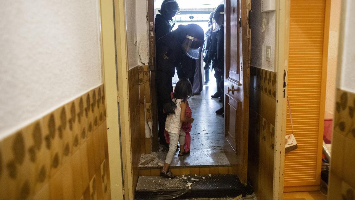 La Policía Nacional durante un desahucio.