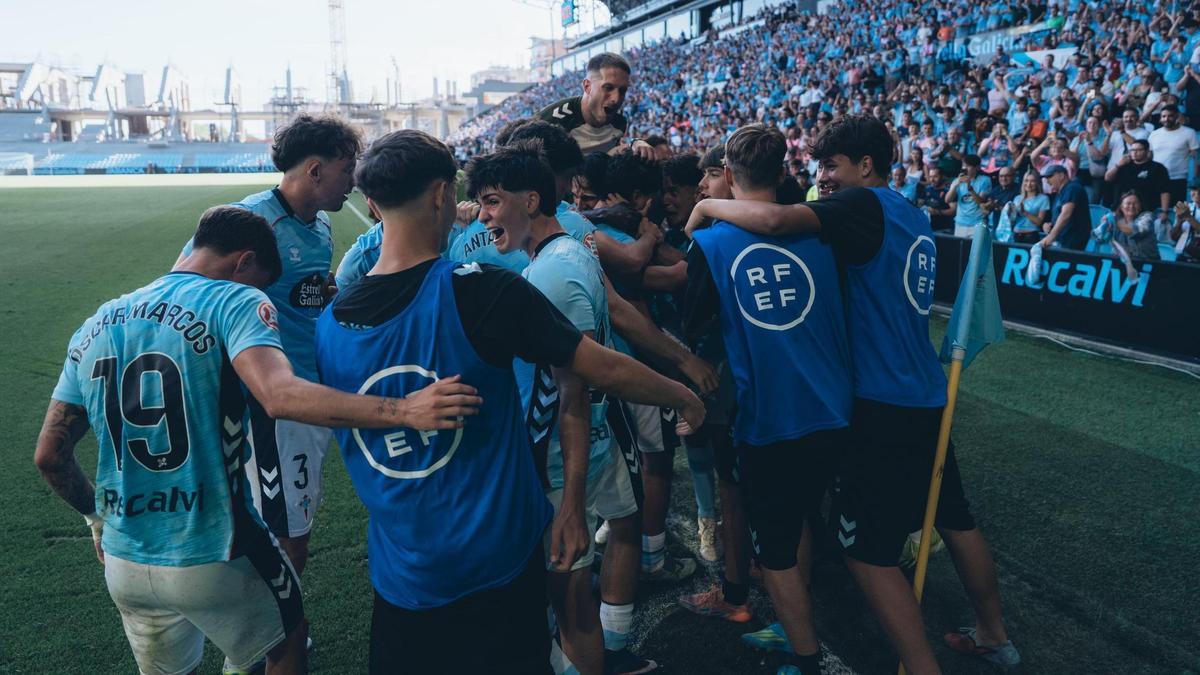 Los jugadores del Celta B celebran el segundo tanto ante la Ponferradina.