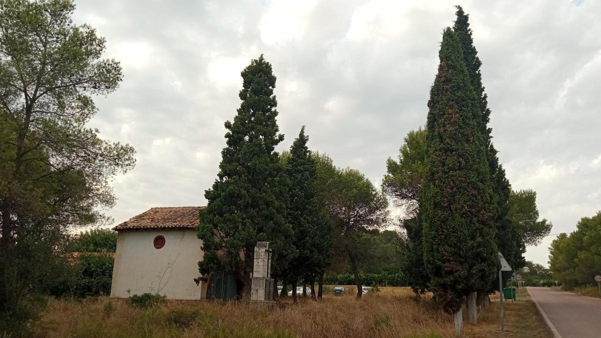 Ermita y cruz en memoria de los mártires.