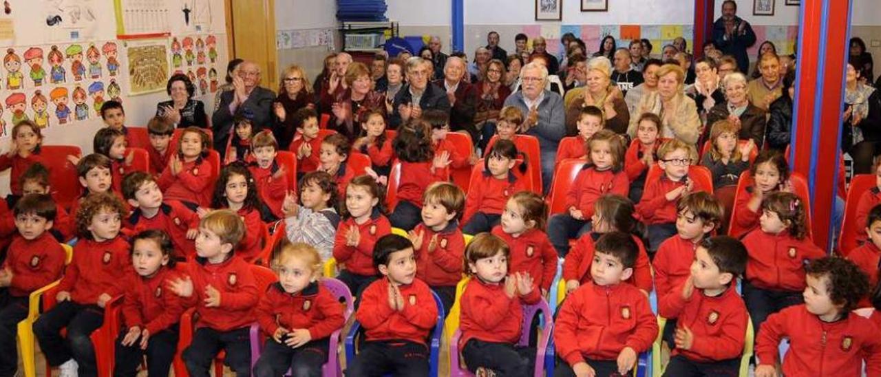 Los niños de Infantil disfrutaron de una tarde de convivencia con sus abuelos. // Bernabé/Javier Lalín