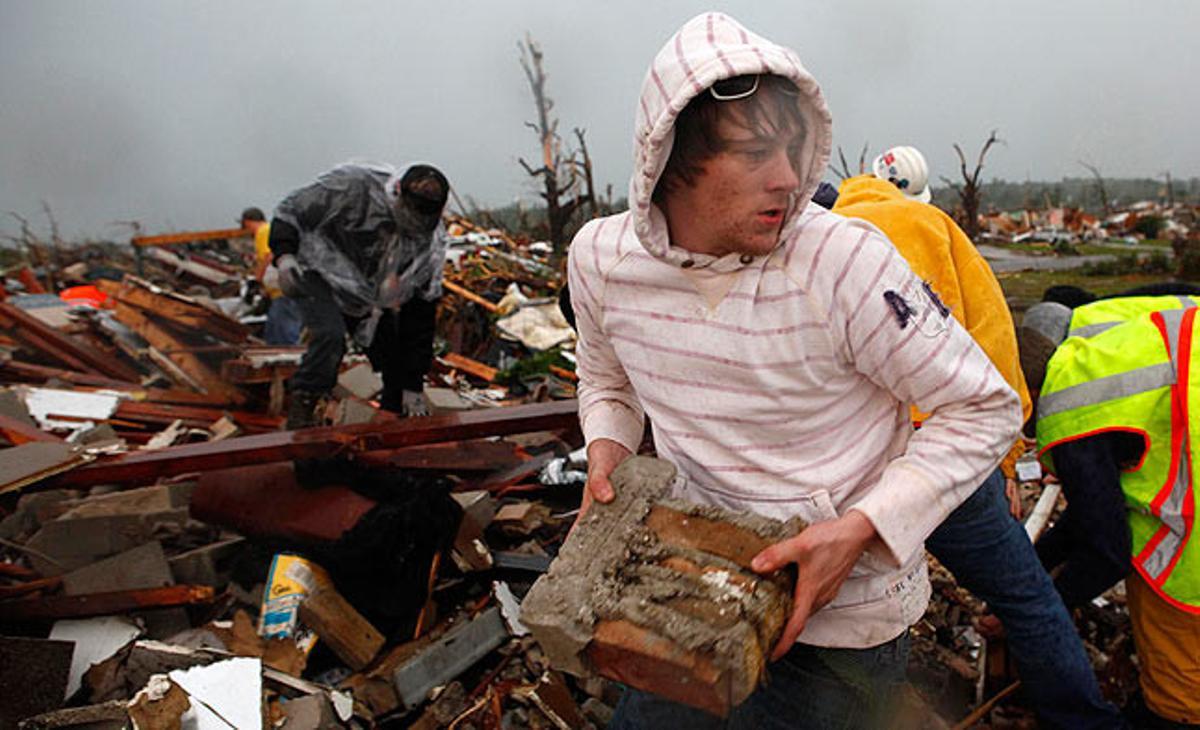 Un grup de voluntaris de la ciutat de Joplin (Missouri, Estats Units) busca aquest dilluns supervivents entre la runa causada per un tornado que ha destruït a la ciutat milers de cases i ha matat 116 persones.