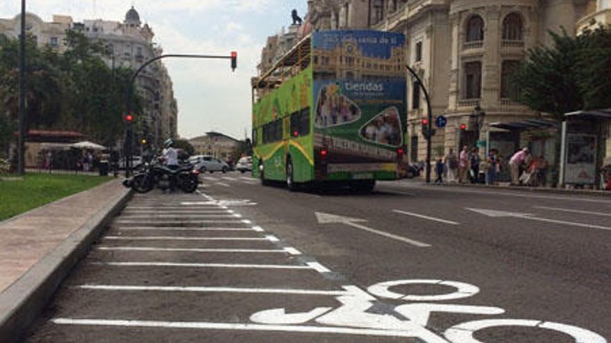 Aparcamiento de motos donde antes había «zona azul».