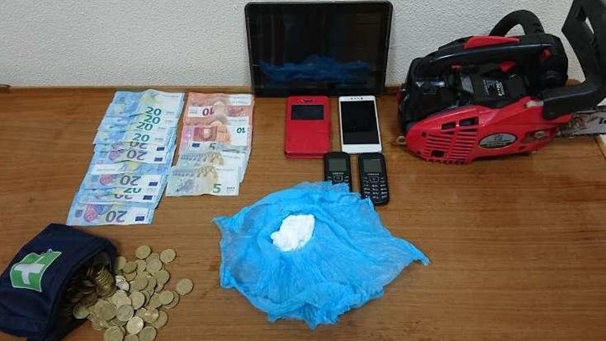 La cocaína y el dinero incautados por los agentes. // Policía Nacional
