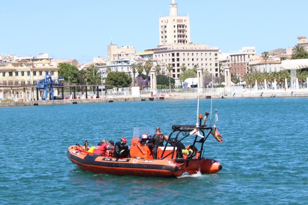 Buscan a una mujer en el agua en el Muelle Uno