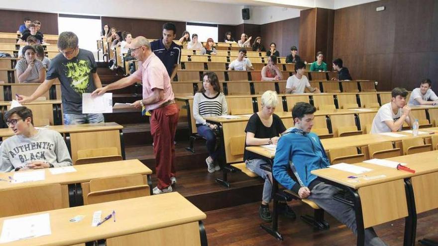 Los estudiantes reciben uno de los exámenes en el edificio Xurídico-Empresarial. // Iñaki Osorio