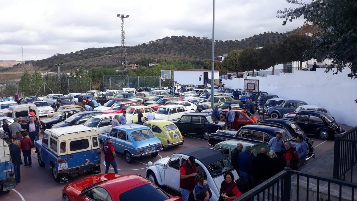 Primera edición de la quedada de coches de Retrosport, en Moclinejo