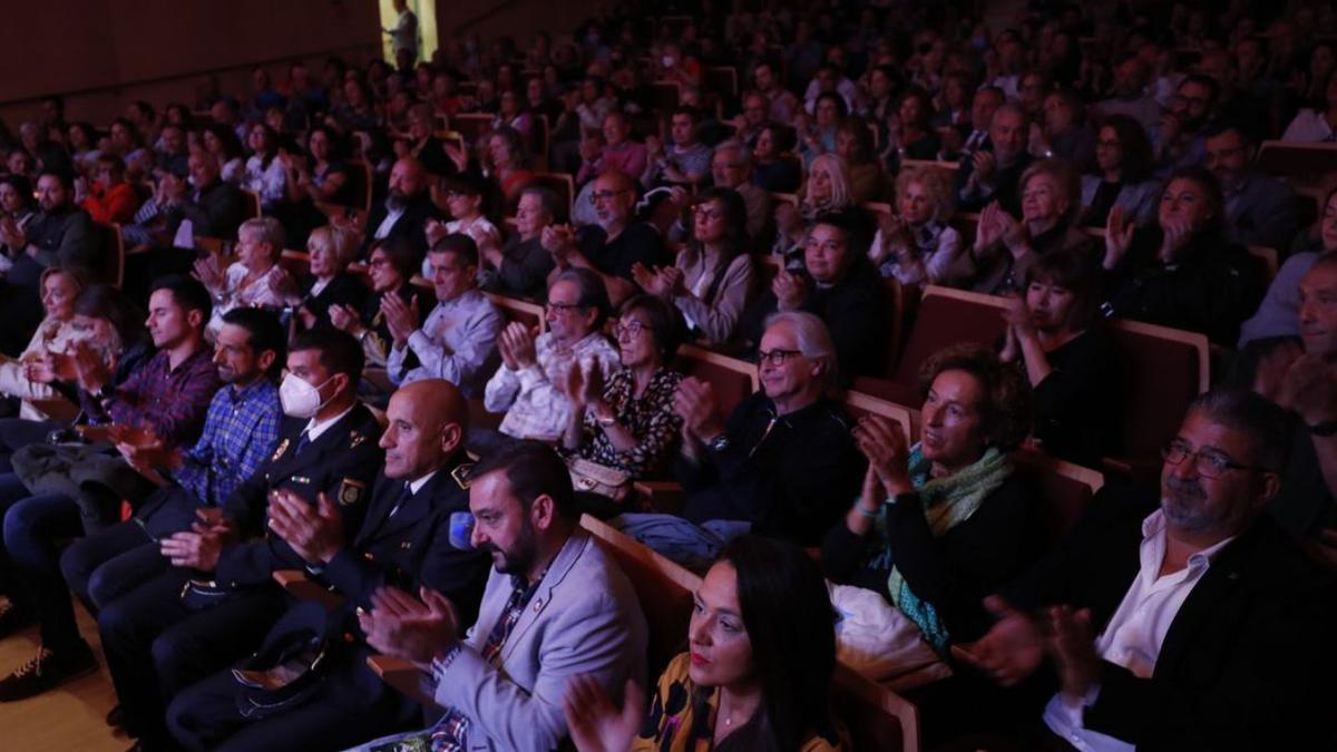 El subteniente Carlos Vicente hace entrega del diploma de los premios a Paula Ambrosio, sobrina del guardia Civil Ángel Antonio (Tono) Ambrosio, distinguido ayer. |  Luisma Murias