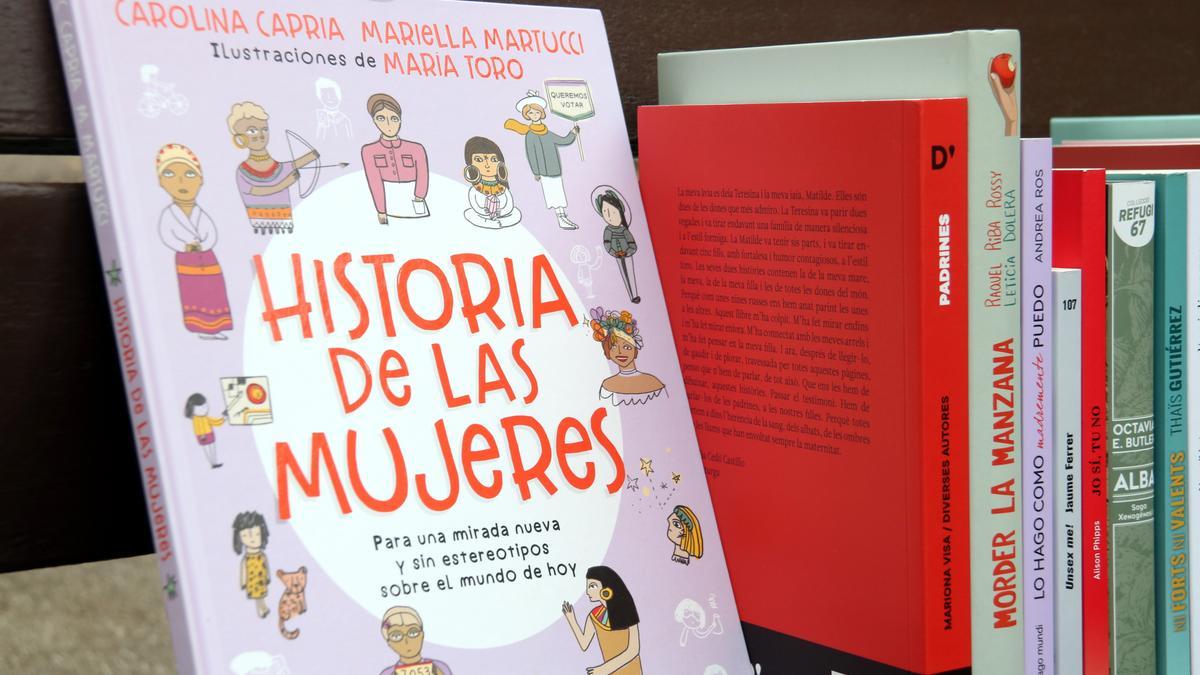 La selecció de llibres dedicats al feminisme i l&#039;empoderament amb &#039;La historia de las mujeres&#039; en primer pla