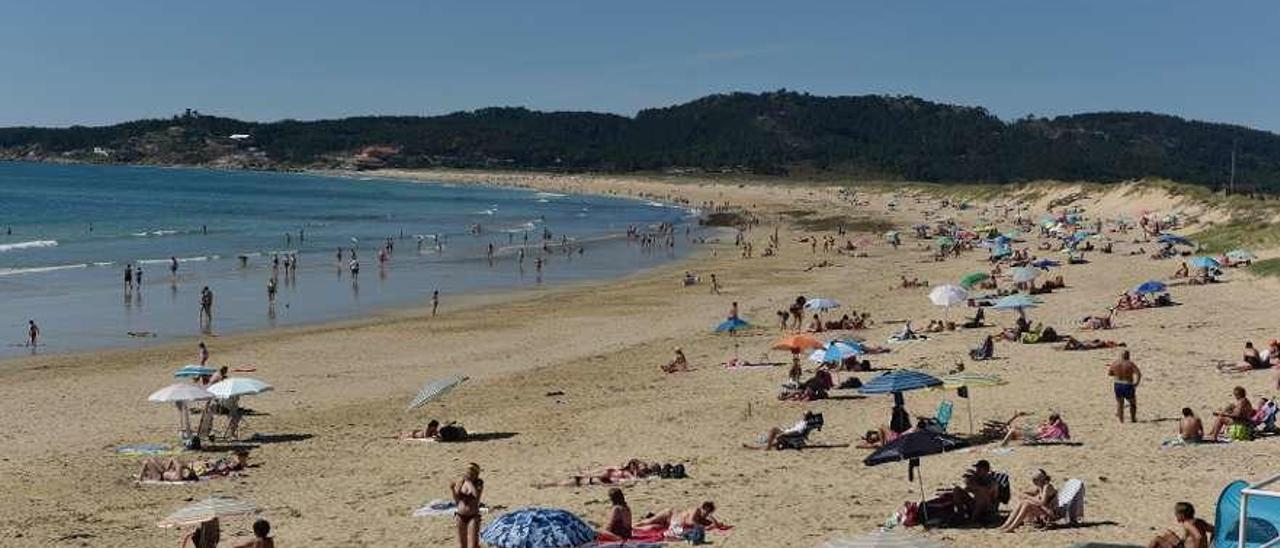 La playa grovense de A Lanzada, vista desde Sanxenxo. // Muñiz