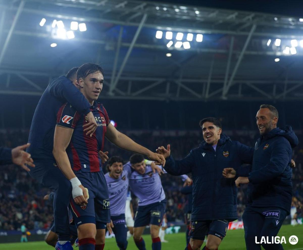 Carlos Espí, delantero valenciano, dio aire al Levante con sus dos tantos en la recta final del Levante - Alavés