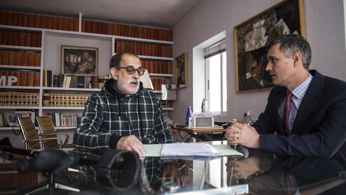 Luis Espada conversa con su abogado, Daniel López.