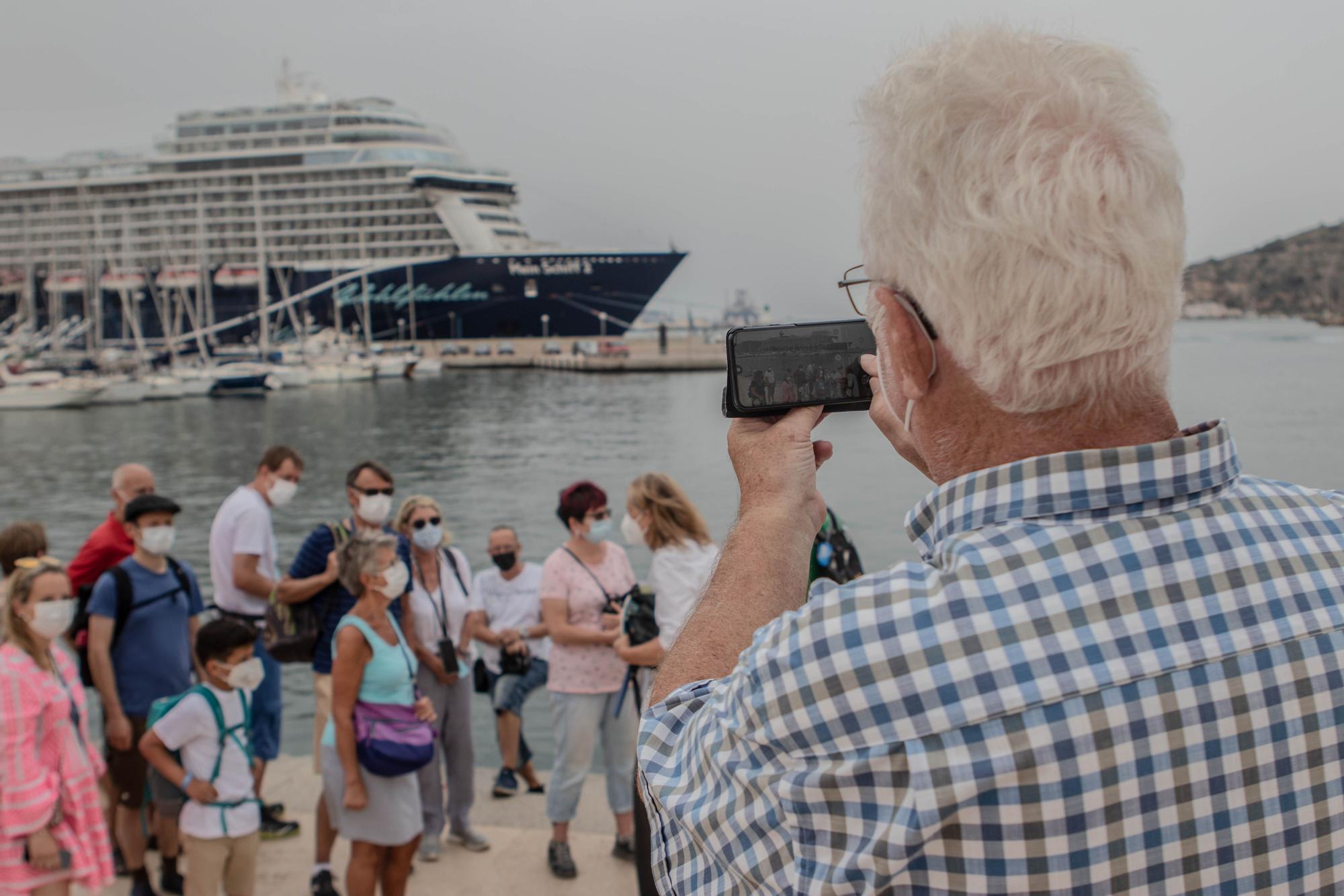 Atraca en Cartagena el primer crucero que llega a España tras la covid