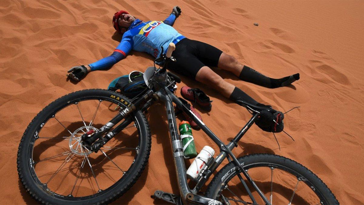 Un corredor de la Titan Desert durante el descanso de una etapa
