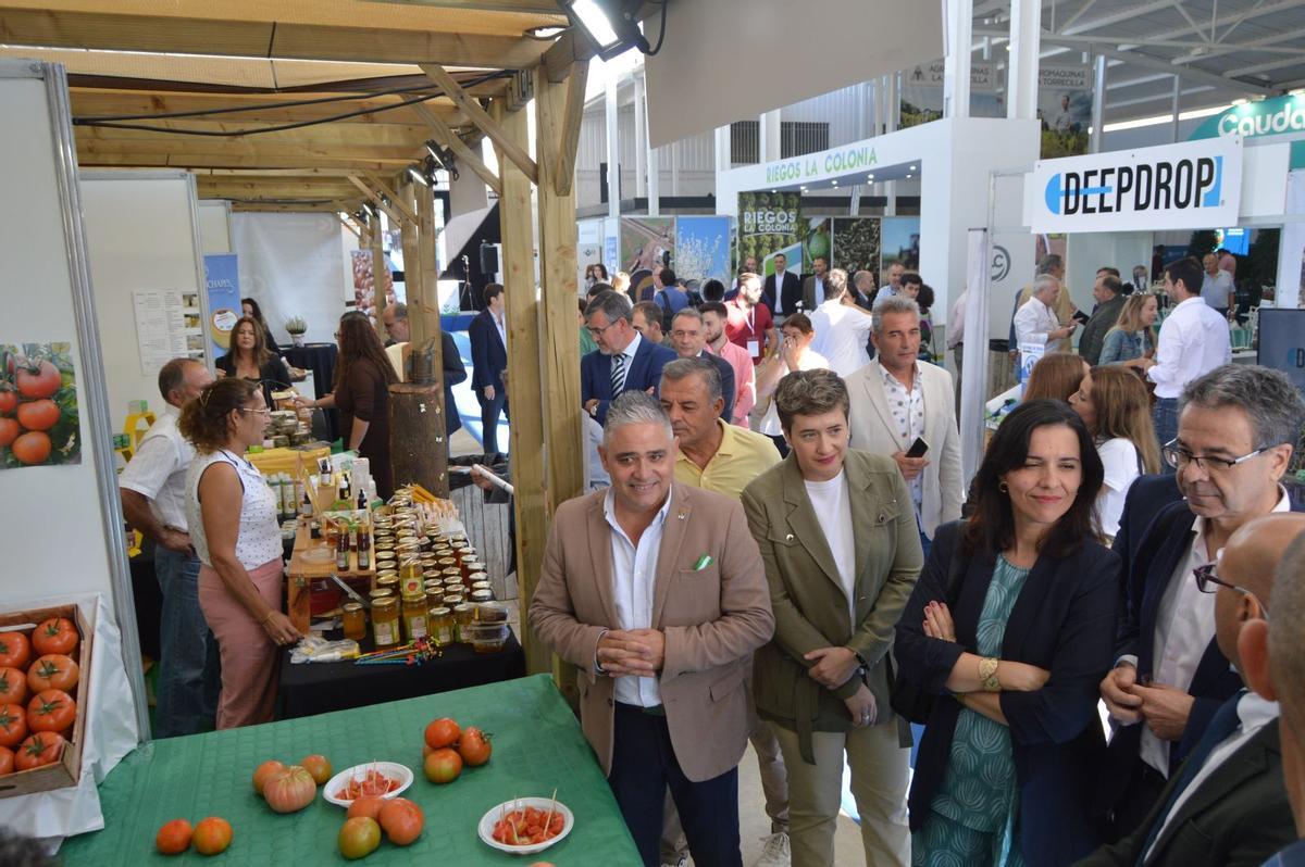 Las autoridades, durante su visita a los expositores de Expofare.