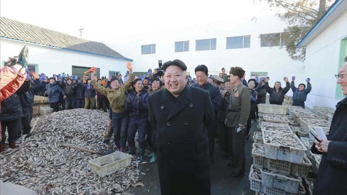 El líder de Corea del Norte, Kim Jong Un visita un centro de pesca del Ejército Popular de Corea
