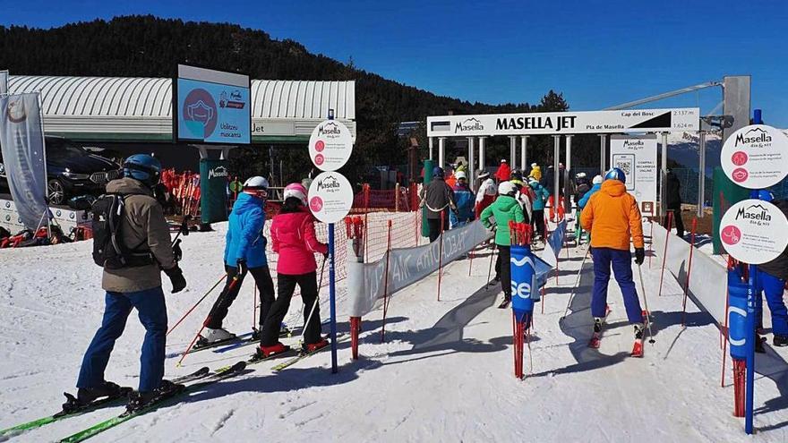 Els últims esquiadors de la temporada fent cua per un remuntador ahir a Masella