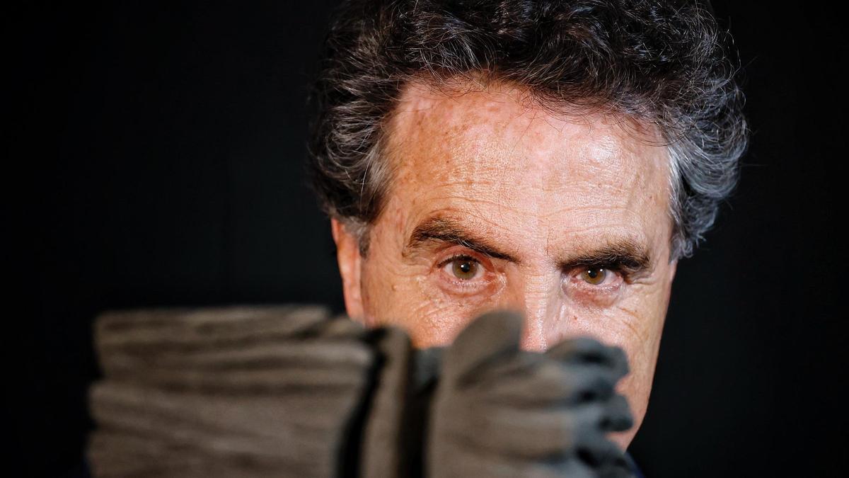 Fernando Menis sostiene la pieza de una maqueta en su estudio de Santa Cruz.