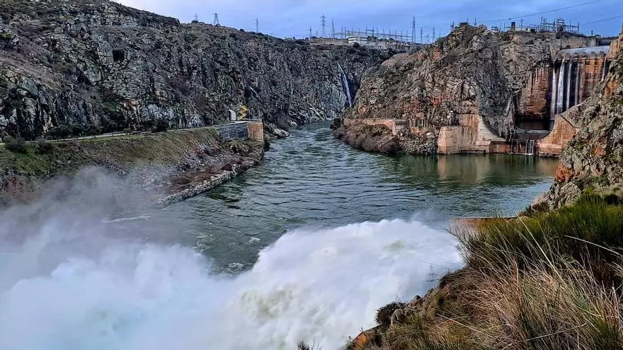 El espectacular desembalse por crecidas en las presas de Ricobayo, Castro y Villalcampo