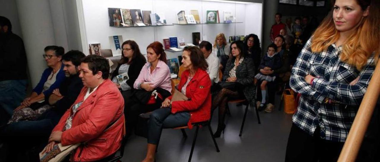 Pérez Rumoroso, a la derecha, ante decenas de asistentes, antes del inicio del acto.