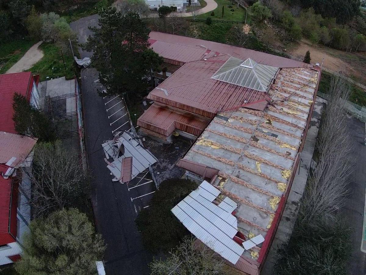 Vista aérea de cómo quedó la cubierta levantada en el IES María Soliño.