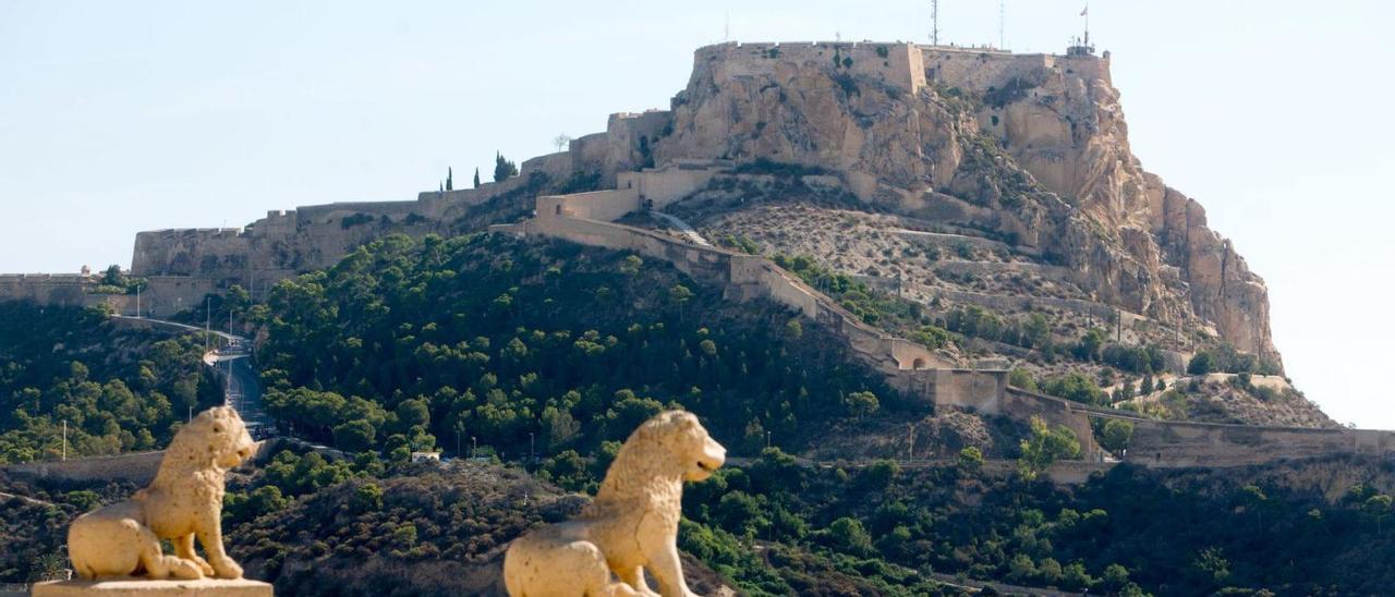 Los leones del ahora único acceso a la fortaleza de San Fernando, con el castillo de Santa Bárbara en el fondo de la imagen. |