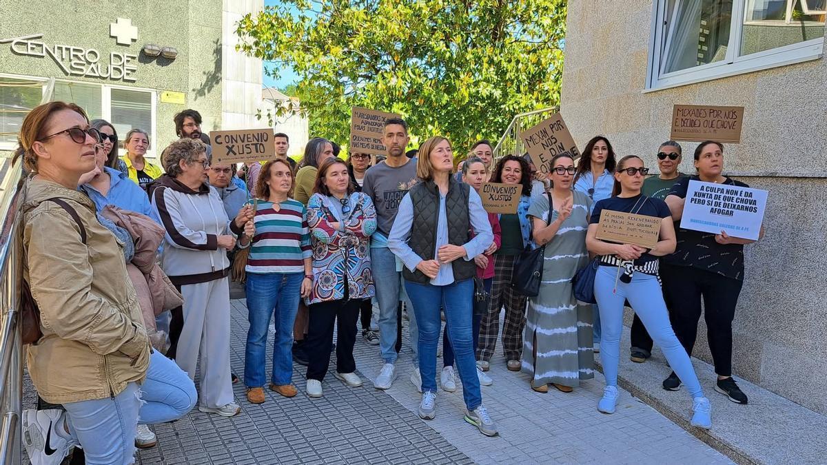 Un grupo de mariscadoras se concentró ante la cofradía en desacuerdo con los detalles del acuerdo.