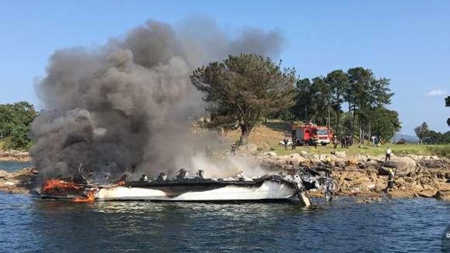 Fallece uno de los heridos en el incendio del catamarán en O Grove