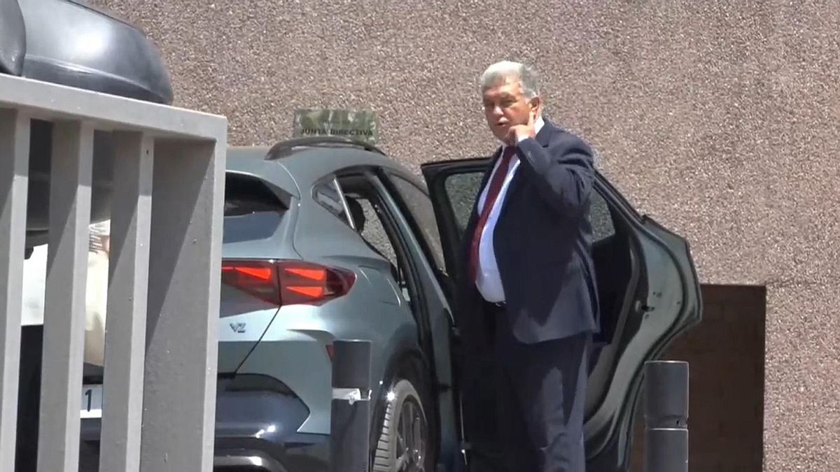Joan Laporta saliendo de las oficinas del club