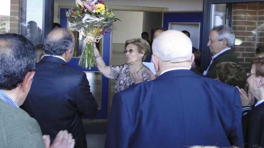 Carmina Lorenzo saluda a sus paisanos durante el homenaje.