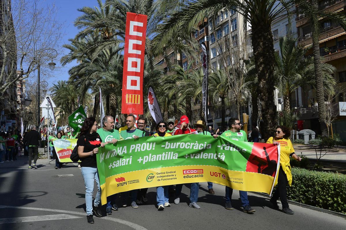 Así ha sido la manifestación de profesores en defensa de mejoras laborales y salariales en Alicante