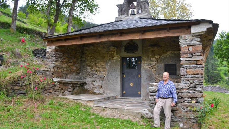 El alcalde pedáneo, Carlos Martínez Pérez, delante de la restaurada capilla del patrón de Fontescavadas/Fuentes Cabadas, Santo Domingo de la Calzada.| Ana Paredes