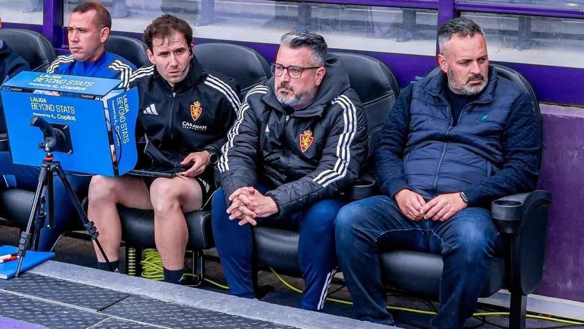 Pérez, en el centro, junto a David Navarro en el banquillo del Nuevo Zorrilla.