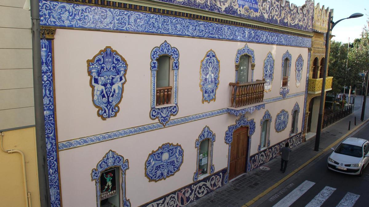 Fachada del edificio El Arte de Manises, donde se sitúa el MUMAF.