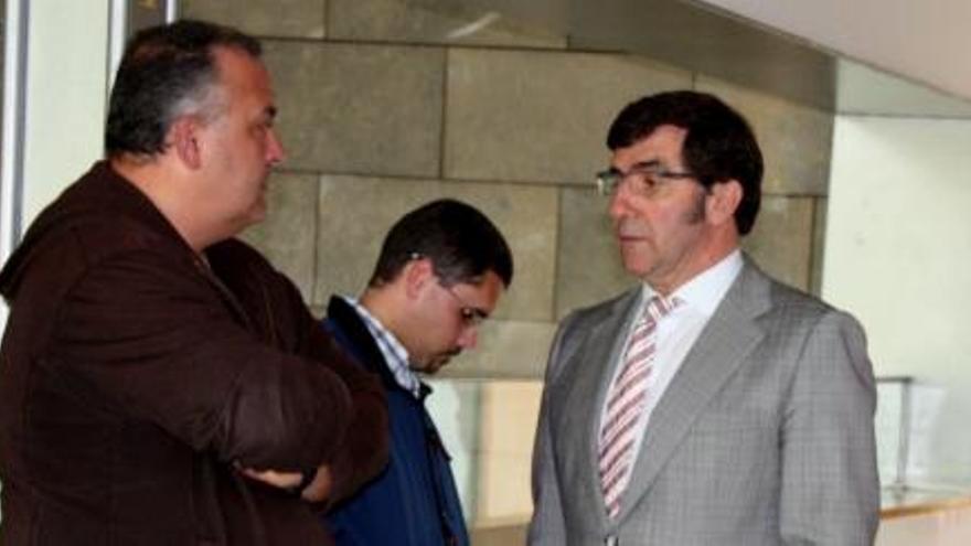 Els dos policies amb el seu advocat, Carles Monguilod | ACN