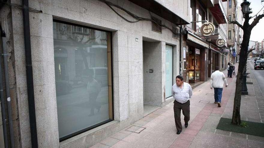 Bajo de la sucursal del banco, en la calle Loriga, ya sin los carteles corporativos.  // Bernabé/Luismy