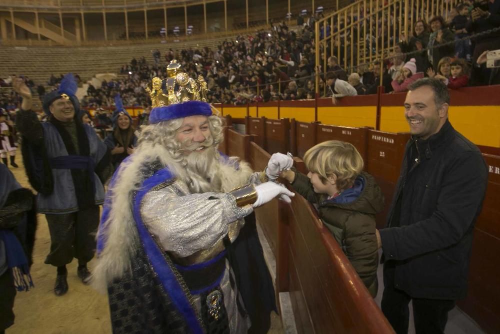 Sus Majestades llegan a la plaza de toros