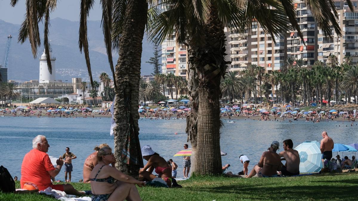Málaga despide el último fin de semana de agosto en la playa