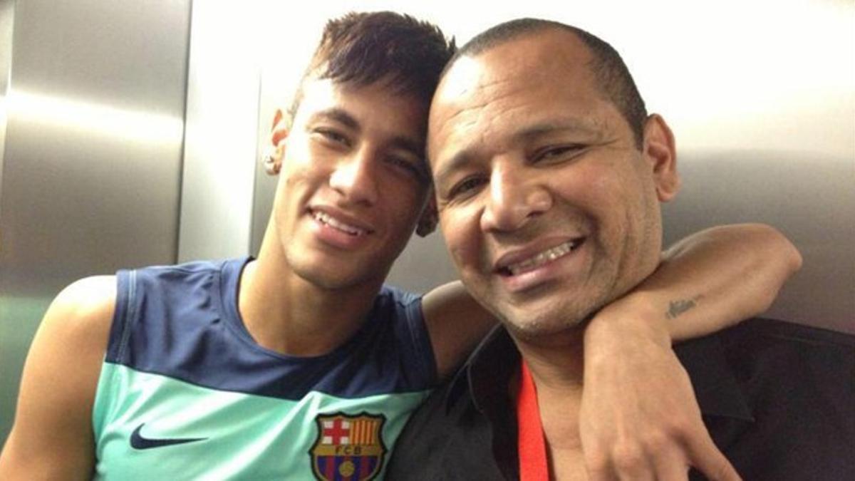 Neymar posa junto a su padre antes de un entrenamiento