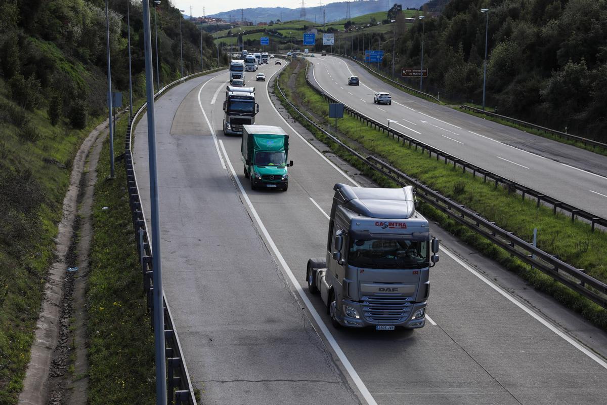 Una imagen de unos camiones en Asturias durante una jornada de paros