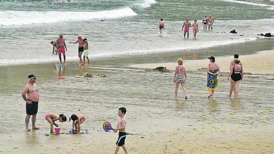 Varios bañistas, ayer, disfrutando con normalidad de una jornada playera en Carranques.