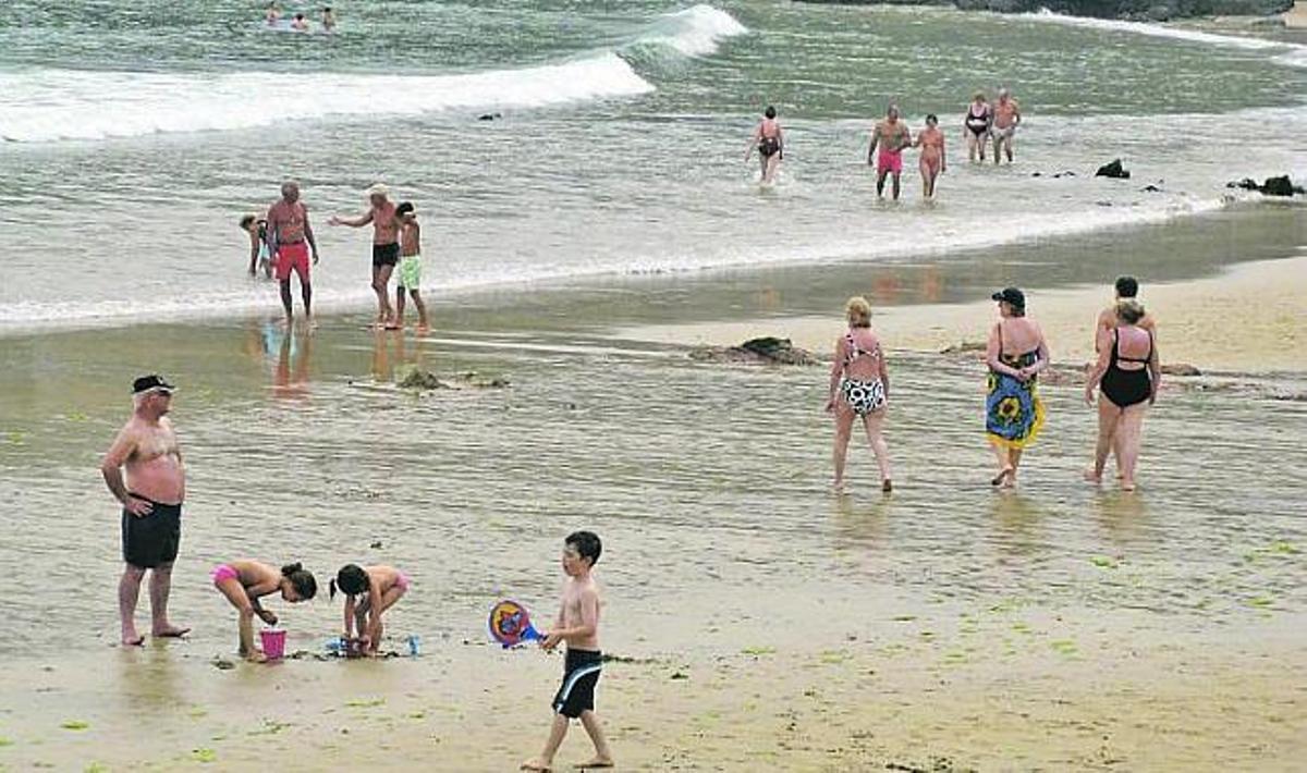 Varios bañistas, ayer, disfrutando con normalidad de una jornada playera en Carranques.