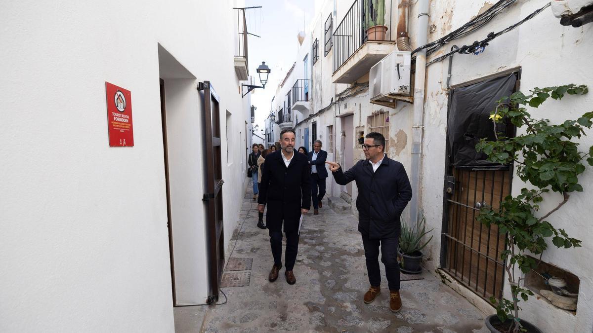 El conseller y el alcalde Rafael Triguero visitan uno de los locales reconvertidos en vivienda en Sa Penya