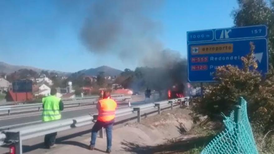 Los bomberos sofocan las llamas de un coche en plena AP-9 en Vigo