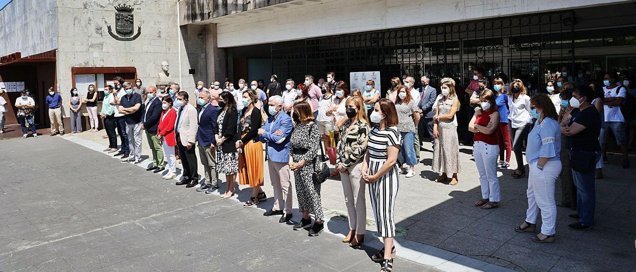 Minuto de silencio contra la violencia machista y vicaria en la plaza del Ayuntamiento de Vigo