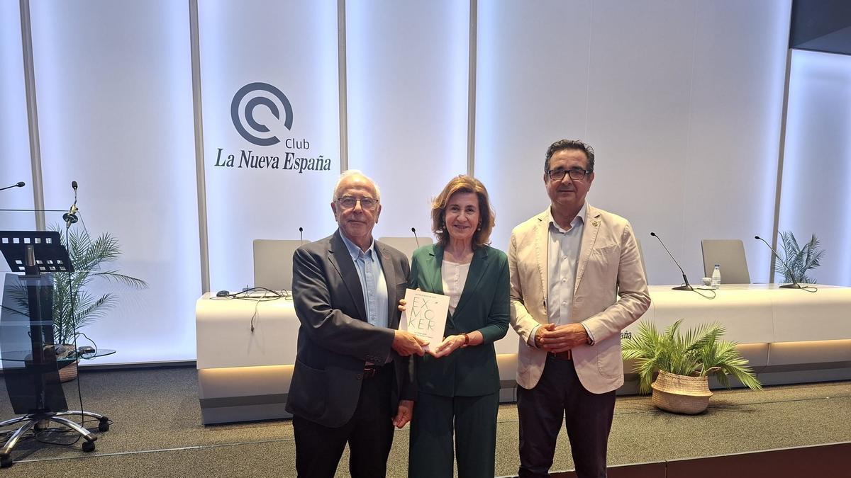 De izquierda a derecha, Pere Casán, Isabel Nerín de la Puerta y Julio González Zapico,