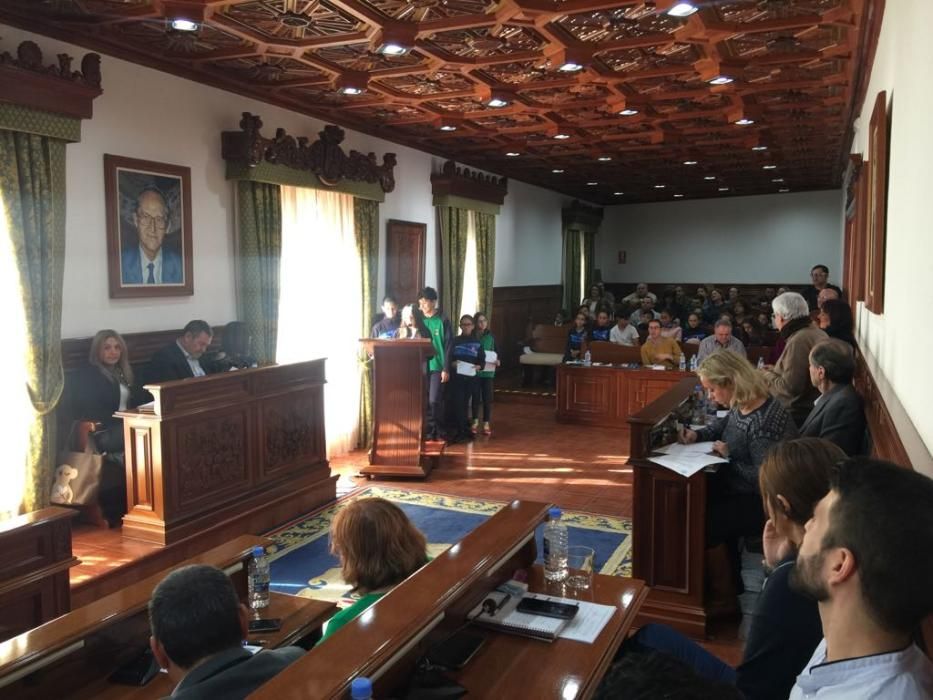 Cinco escolares del Padre Collado leen el Manifiesto por la Paz en el pleno